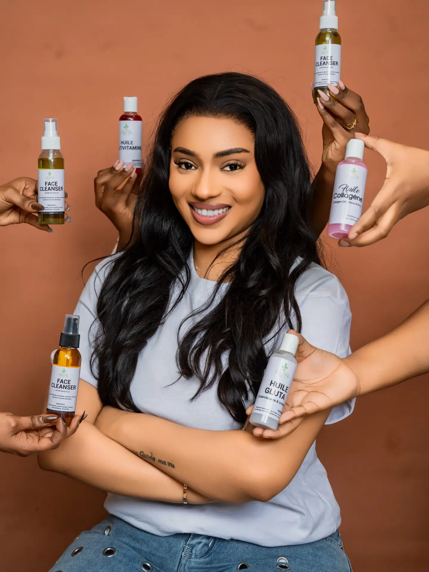 Cliente Bio'Na souriante entourée de la gamme de soins